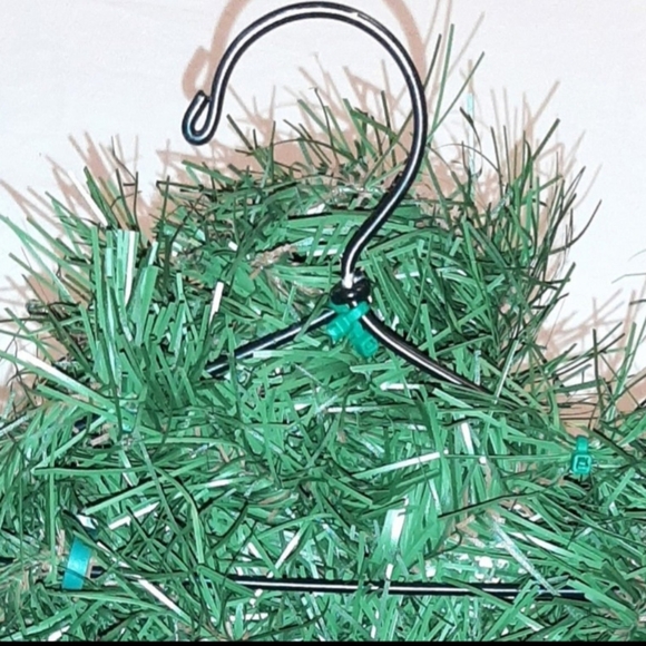 19-inch Wide Handcrafted Winter/ Christmas Teardrop Wreath - Picture 2 of 2